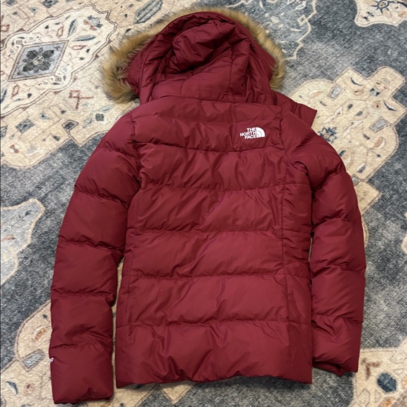 NWT. The North Face women’s Burgundy Puffer Jacket, size xs - Picture 7 of 8